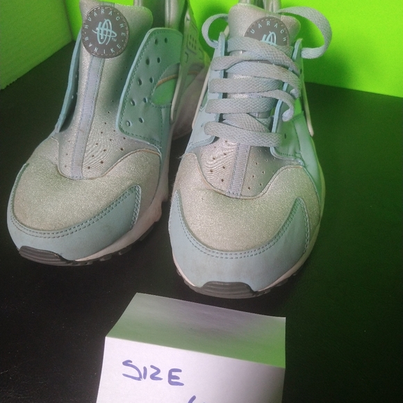 3 pair Nike Huarache - Picture 2 of 6